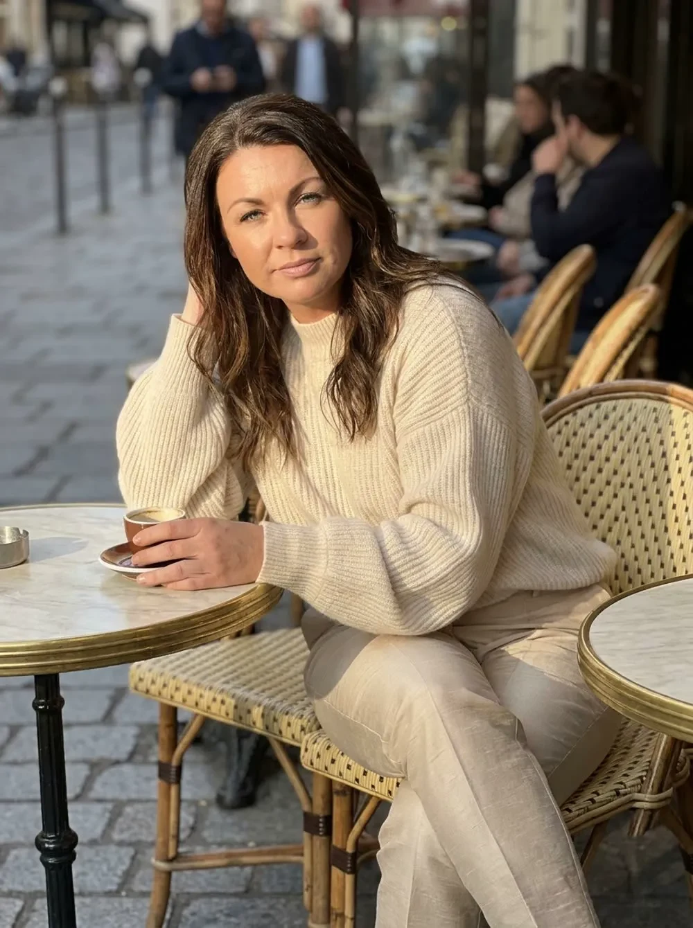 Donna with a coffee at a café table