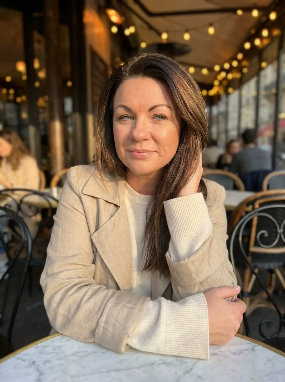 Donna, founder of CreateFlow and Raving Reviews, in a café
